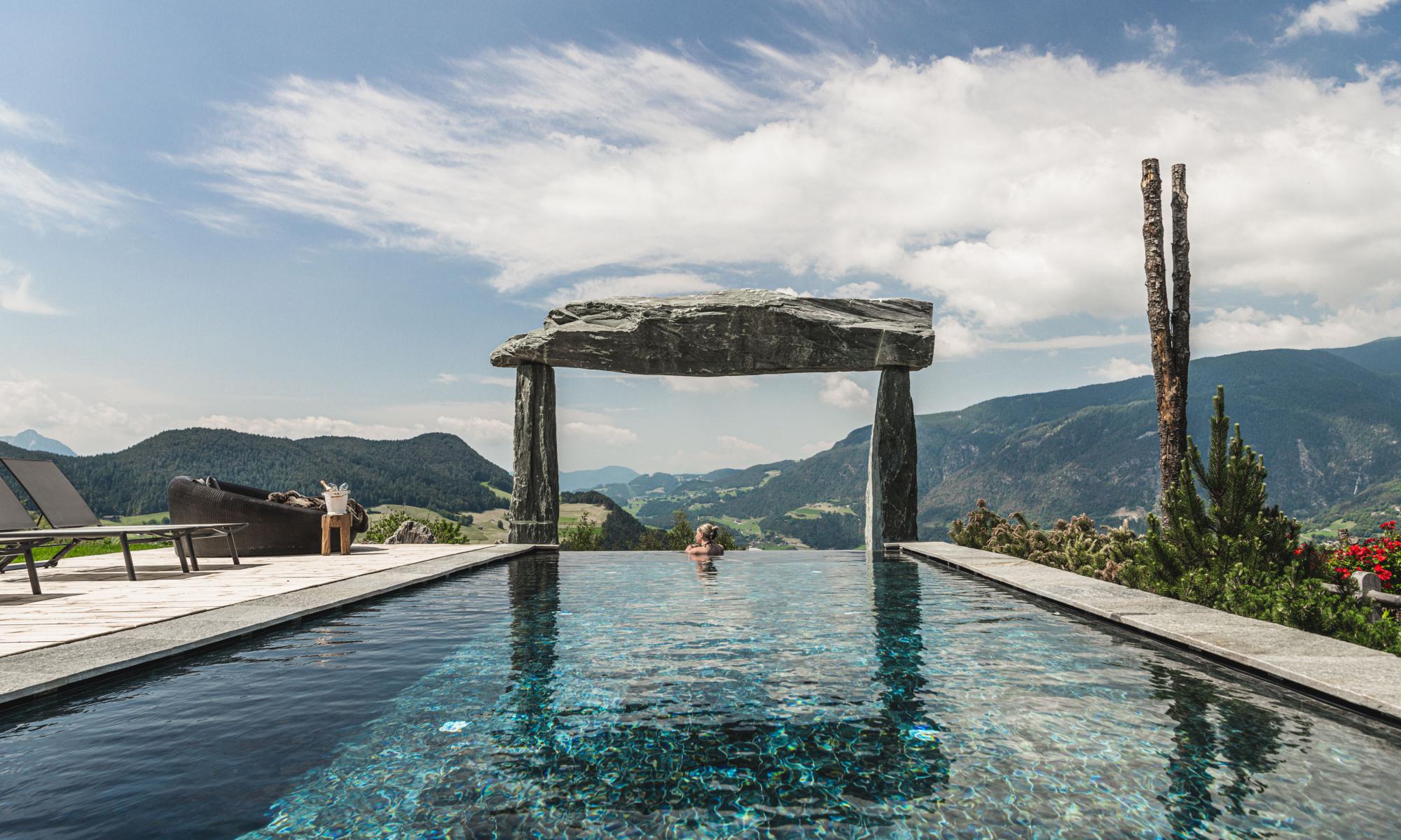 Outdoor Infinity-Pool with panoramic views